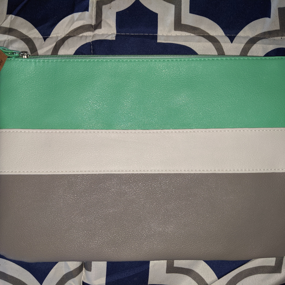 Tri-Color Clutch